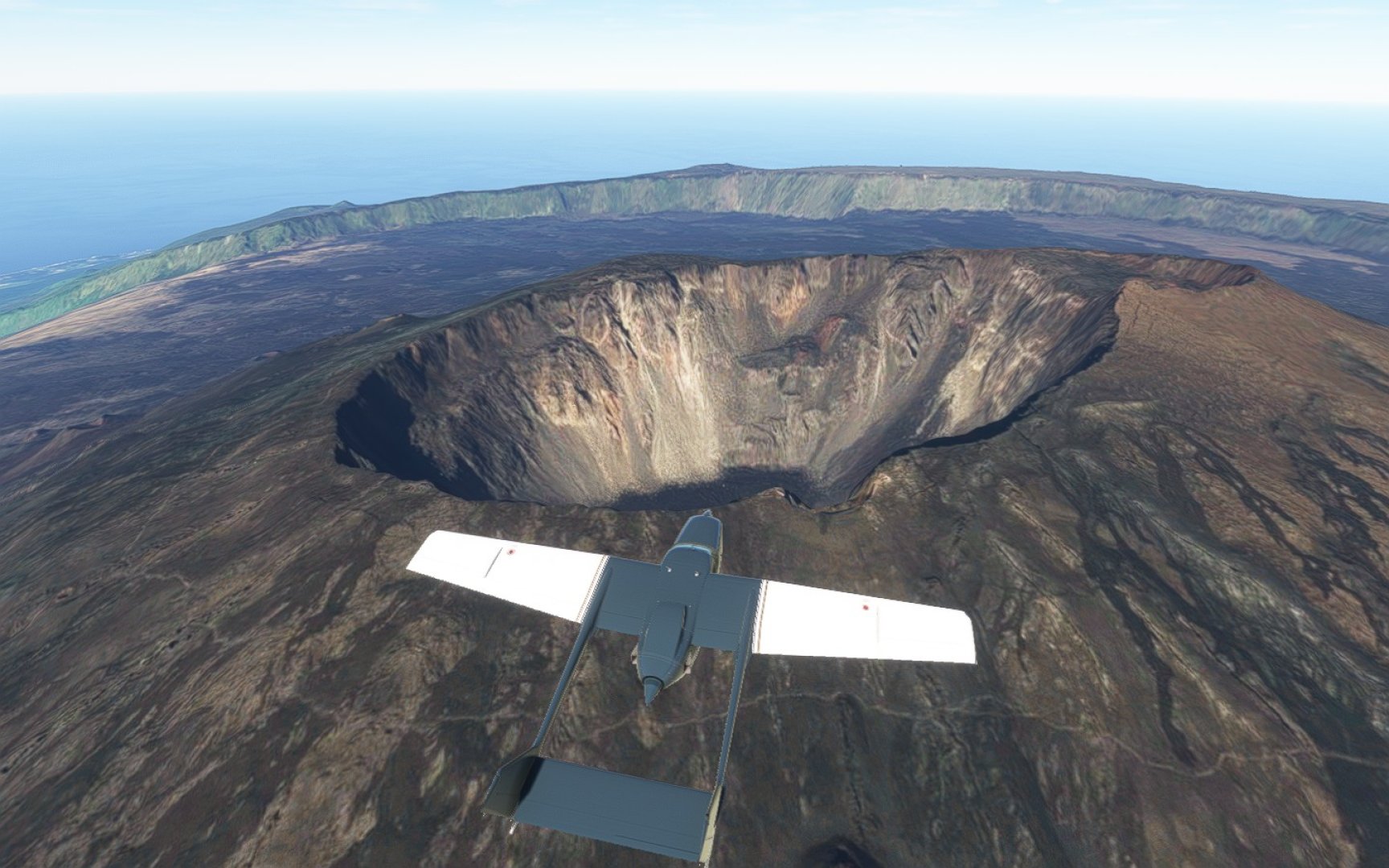 22 36 55_Arrivée sur le volcan on remarquera l'enceinte qui entoure le Piton